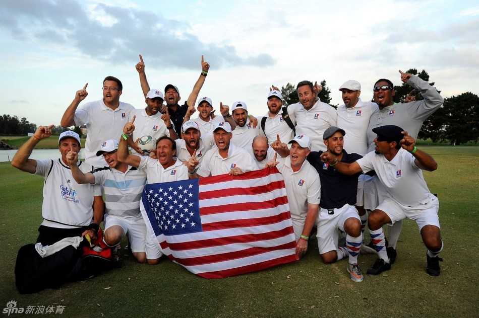 美国队球员围拢在一起激情呐喊，庆祝来之不易的奥运金牌。