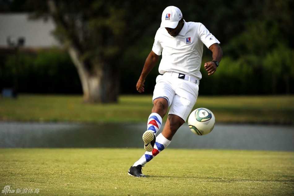 美国队乔丹与队友纳什击掌庆祝，传递着信任与胜利的喜悦。