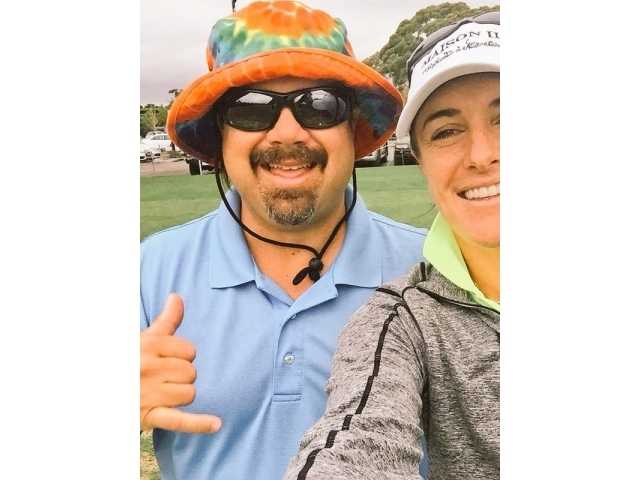 果岭内外的旋律多元高尔夫生活剪影 艾丽森·巴尔松与球童在果岭边认真研读线路,策略与信任在无声中交流。