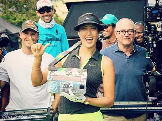 果岭内外的旋律多元高尔夫生活剪影 高个小魔女在发球台上优雅挥杆,身姿挺拔且充满力量感。