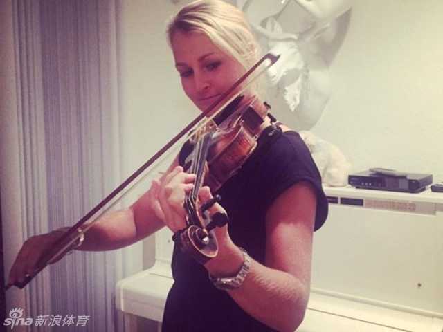 果岭内外的旋律多元高尔夫生活剪影 魏圣美全神贯注地进行电影试镜,展现出台风稳健的跨界风采。