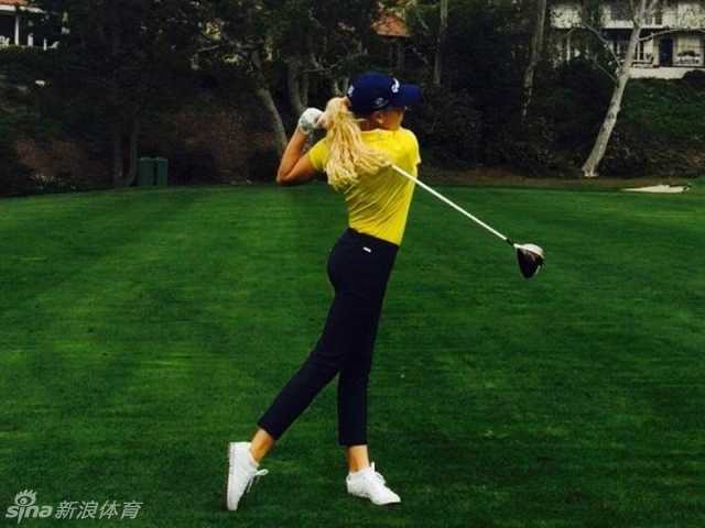 果岭内外的旋律多元高尔夫生活剪影 古比斯在球场边的瑜伽垫上专注进行柔韧性与平衡训练,将身心调整至最佳状态。