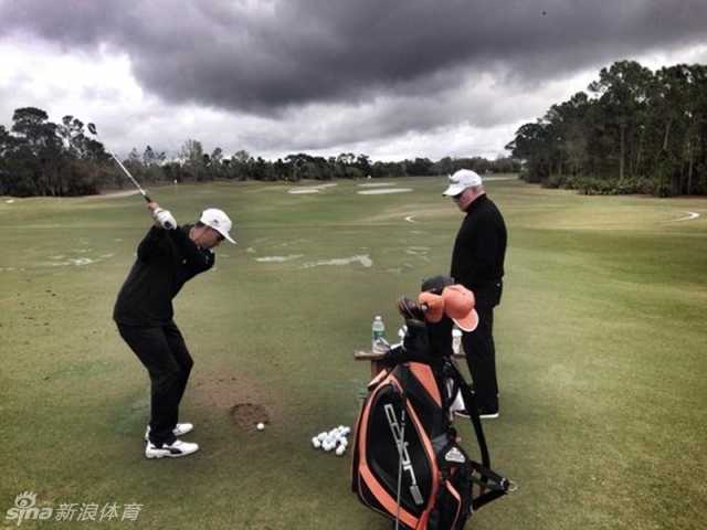 果岭内外的旋律多元高尔夫生活剪影 瑞奇·福勒无畏恶劣天气,在雨中坚持进行切杆练习,彰显坚韧的职业态度。
