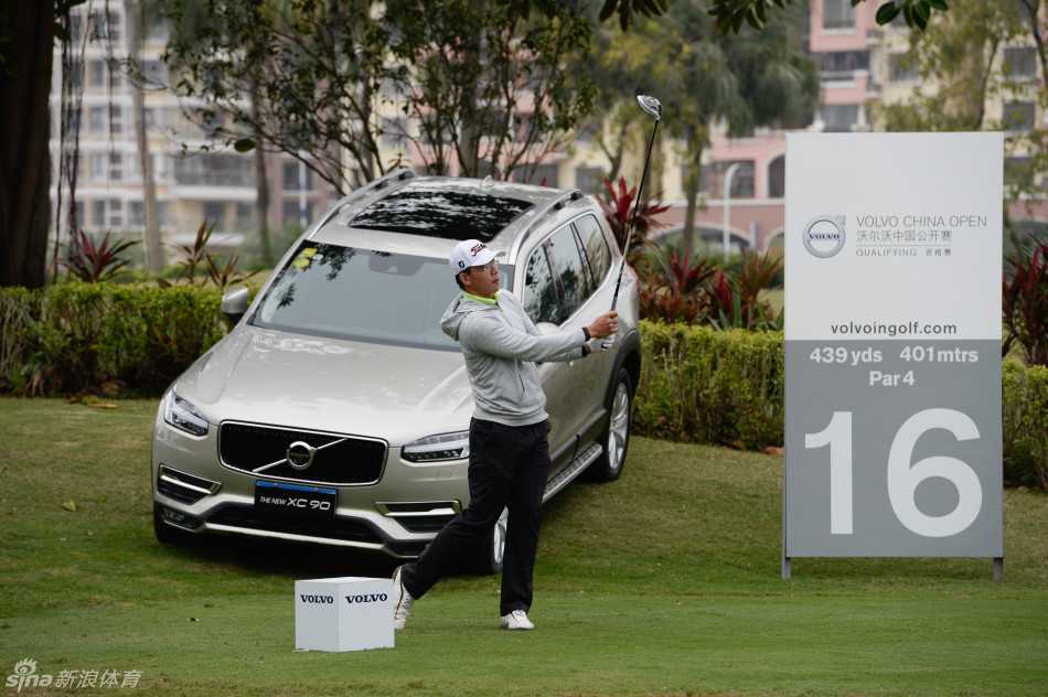 激战棕榈岛中华台北球手黄韬与委内瑞拉名将姆瑞罗首轮并列领先 黄韬完成一记精准的切击,小球在果岭环上划出优美弧线,直奔洞杯而去