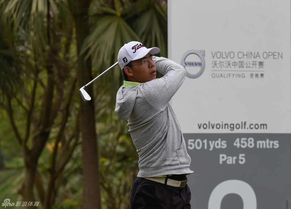 激战棕榈岛中华台北球手黄韬与委内瑞拉名将姆瑞罗首轮并列领先 中华台北球手黄韬在发球台上全力挥杆,身体完成潇洒的扭转,目光紧随小白球飞向远方