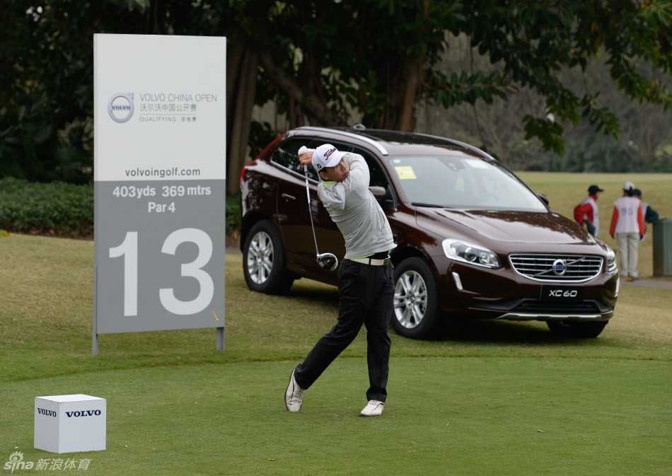 激战棕榈岛中华台北球手黄韬与委内瑞拉名将姆瑞罗首轮并列领先 黄韬在果岭上俯身仔细观察推杆线路,神情专注,寻找小球进洞的最佳路径