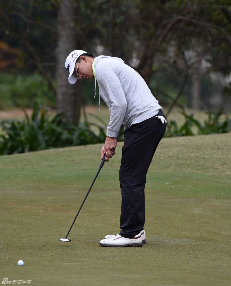 激战棕榈岛中华台北球手黄韬与委内瑞拉名将姆瑞罗首轮并列领先 中华台北选手连騼森在球道上稳健击球,动作流畅而充满力量