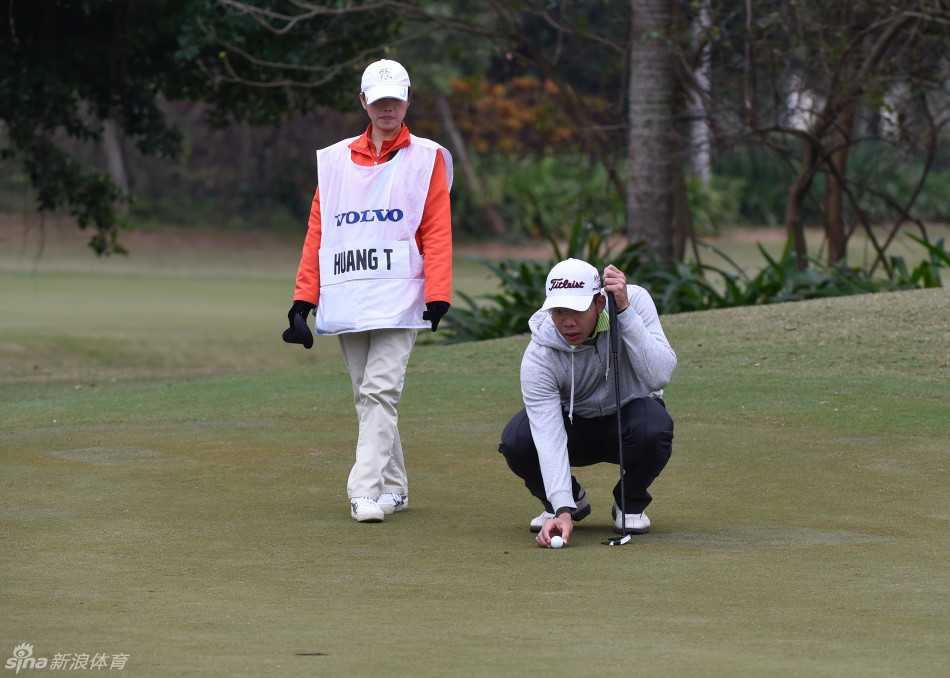 激战棕榈岛中华台北球手黄韬与委内瑞拉名将姆瑞罗首轮并列领先 委内瑞拉球员伍尔默-姆瑞罗在果岭边凝视推杆路线,冷静评估距离与坡度