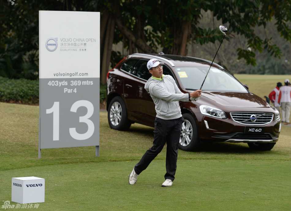 激战棕榈岛中华台北球手黄韬与委内瑞拉名将姆瑞罗首轮并列领先 黄韬在第十六洞发球台自信开球,背景是棕榈岛球场的广阔水景与绿茵