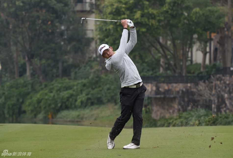 激战棕榈岛中华台北球手黄韬与委内瑞拉名将姆瑞罗首轮并列领先 委内瑞拉球员伍尔默-姆瑞罗完成收杆动作,身姿挺拔,眼神追随球的方向,充满自信