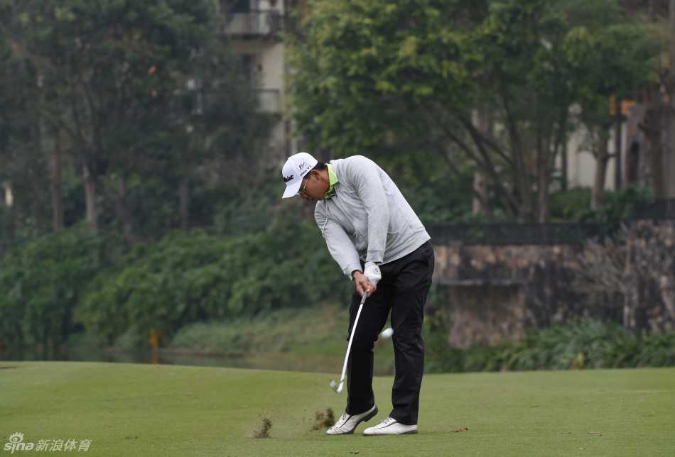 激战棕榈岛中华台北球手黄韬与委内瑞拉名将姆瑞罗首轮并列领先 中国球员王伟祥全神贯注准备开球,展现出中国新生代高尔夫球手的风貌