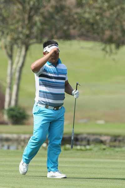 瑞典名将佩雷-埃德伯格全神贯注，在果岭上仔细研判推杆线路