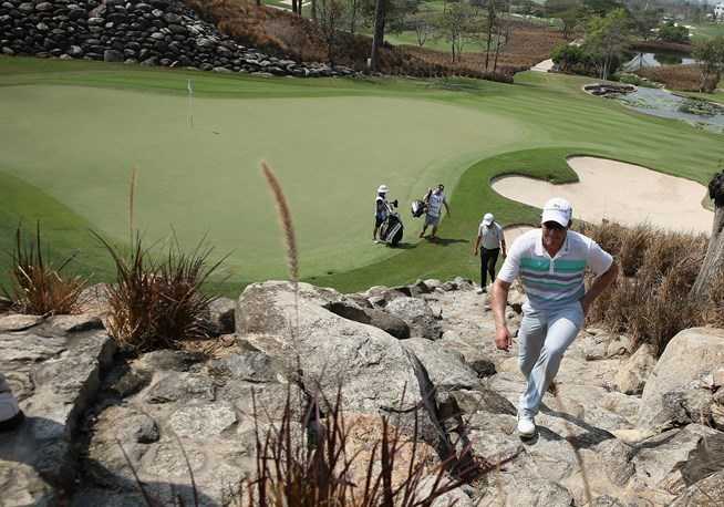 澳大利亚老将亨德从沙坑中成功救球，沙砾飞溅展现高超技巧