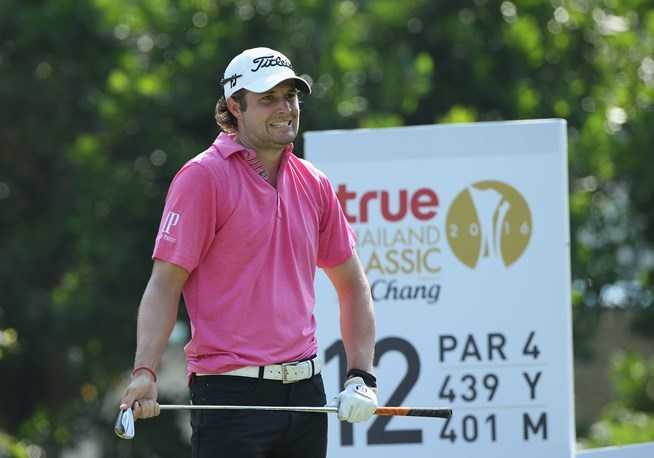 首轮领先者尤莱在比赛中挥杆，表情专注力求稳定发挥