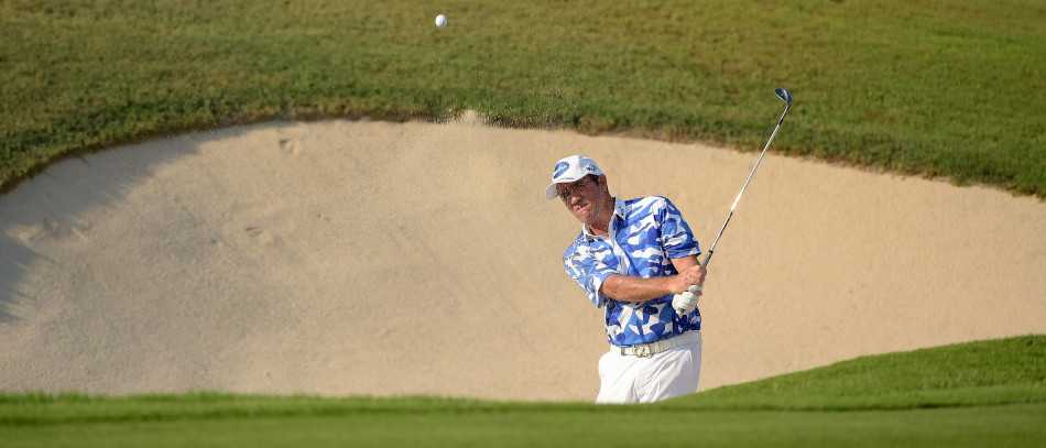 并列领先的亨德在果岭边冷静观察，为关键一击做准备