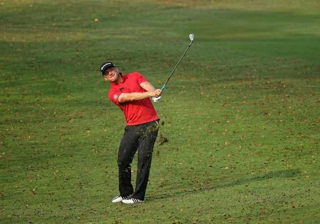 瑞典人佩雷-埃德伯格在球道上观察落点，志在冲击冠军宝座