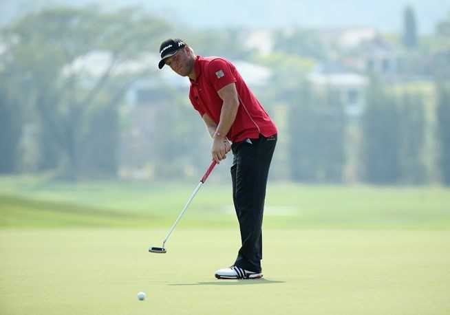 泰国本土选手皮塔亚拉特潇洒挥杆，本轮出色表现助其冲至前列