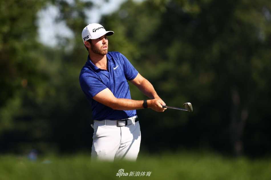 马修·沃尔夫在第十四洞果岭外冷静观察线路，准备推进奠定优势的关键老鹰球。