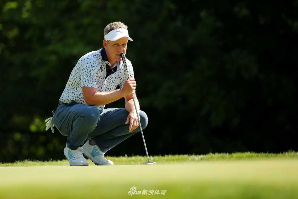 沃尔夫完成一记精准推杆后，脸上露出自信而轻松的微笑，仿佛听到了熟悉的冰激凌车铃声。