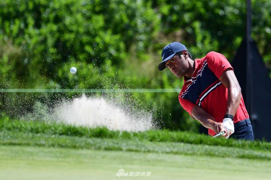 布莱森·德尚博在球道上凝视远方，肌肉线条分明，展现出其标志性的力量感与对击球的绝对专注。