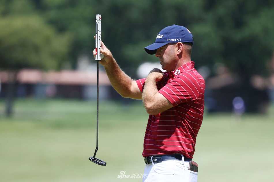 松山英树在树林中成功完成一次漂亮的救球，表情严肃而坚定，展现了其精湛的短杆技术。