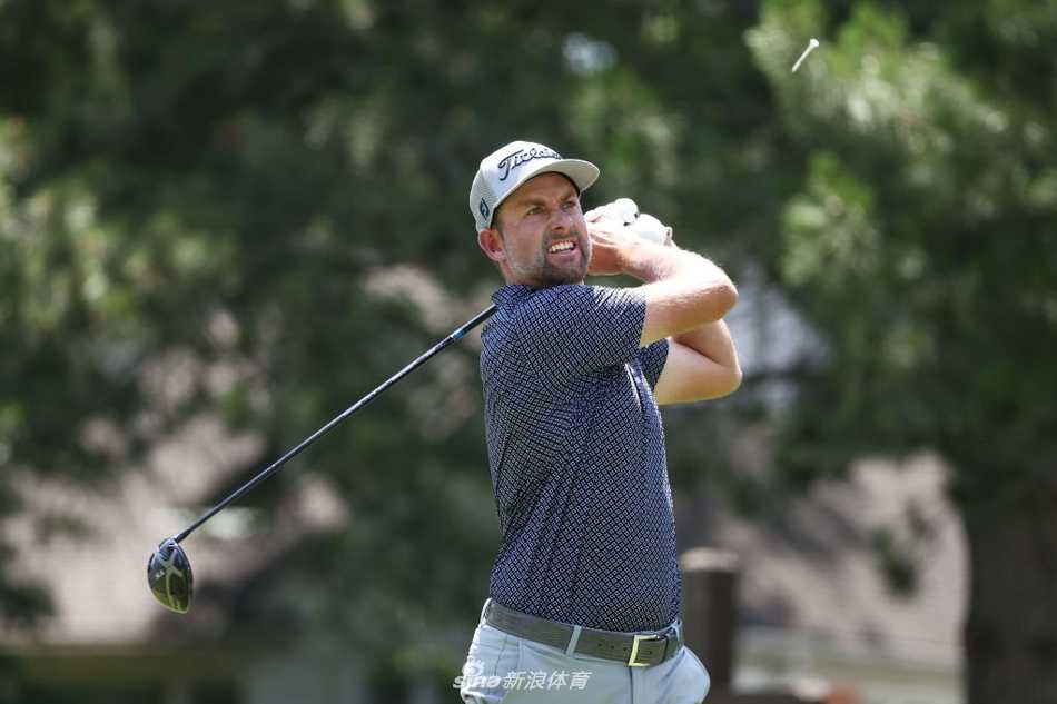 瑞恩·阿莫尔在果岭边沉稳切杆，小球朝着洞杯方向精准滚去，他正为保住争冠席位而努力。