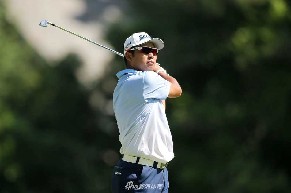 夕阳余晖下，韦伯·辛普森在长草中观察球位，经典的顶帽子造型衬托出他作为资深名将的沉稳气质。