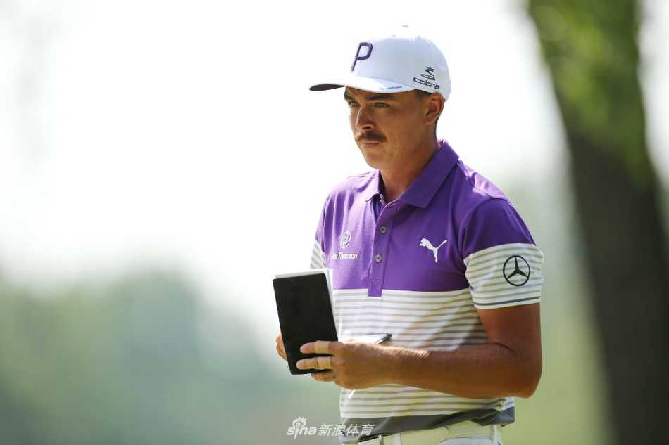 沃尔夫以其标志性的、充满个人风格的上杆动作准备击球，身体的扭转充满了动感与力量。