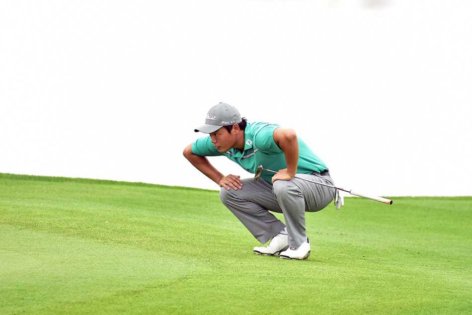 胡牧目光锐利，在果岭边俯身专注地研读推击线路，评估草纹与坡度