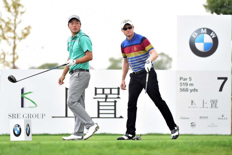 曹一在球道上果断使用铁杆进攻果岭，动作流畅而精准