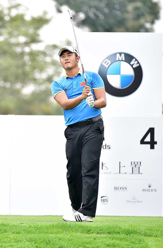 吴阿顺在比赛中露出灿烂开心的笑容，展现了高尔夫运动的愉悦氛围