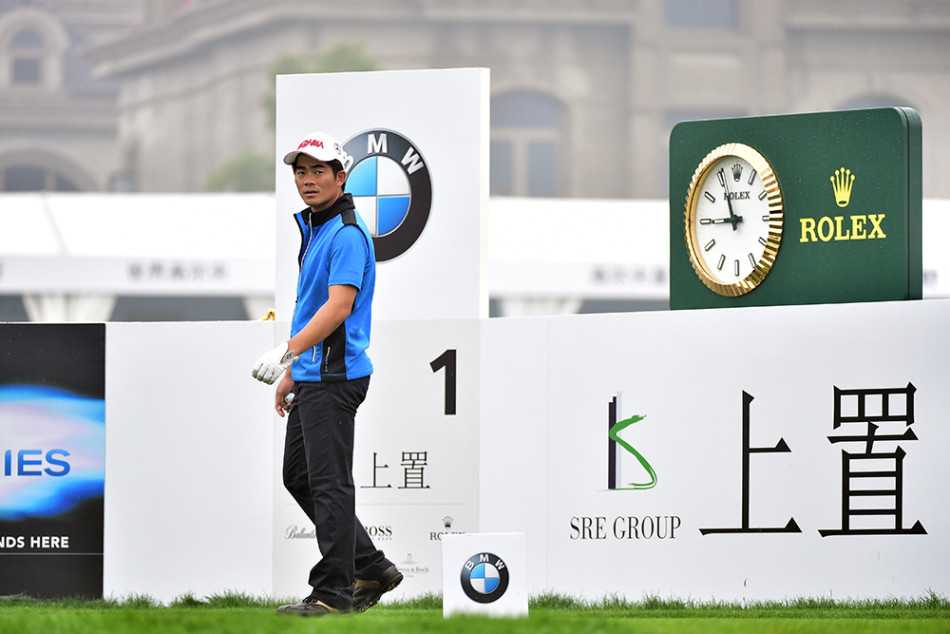 梁文冲奋力挥杆开球瞬间，身体充分扭转，力量完美释放