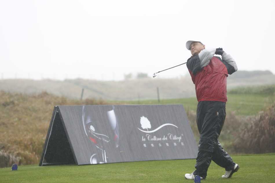 赛前签到处，球员们身着优雅服饰于HUGO BOSS背景板前欣然留影，雨丝勾勒出欢聚的氛围。