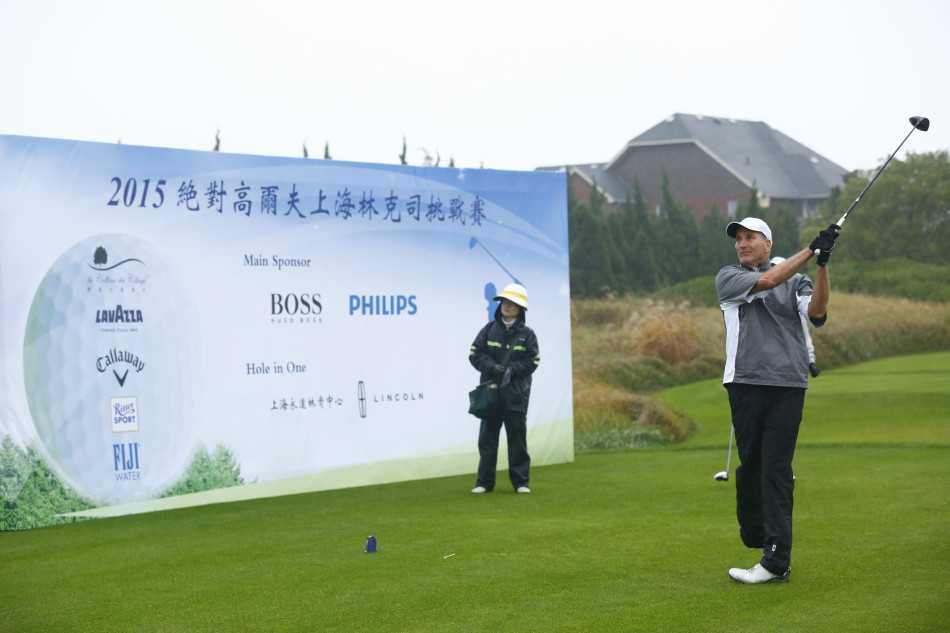 两位球员共享一把大伞，在雨中并肩前行，坚定的背影展现了默契的伙伴情谊。