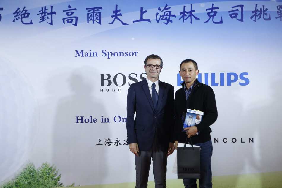 赛事结束后全体球员赛前大合影，雨幕为背景，每一张笑脸上都写满挑战自我的成就感。