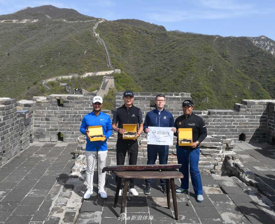 三位球星在长城垛口并肩而立，李昊桐手指远方为同伴讲解，背景是蜿蜒至天际的雄伟城墙与春意盎然的层峦叠嶂。