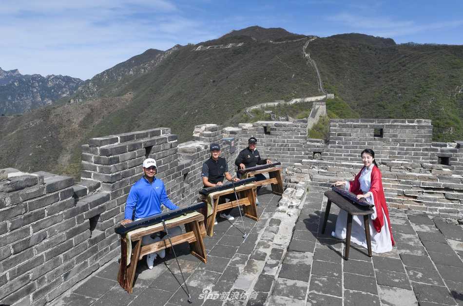 开球仪式上，沃尔沃中国公开赛董事会主席沈世闻向三位笑容满面的球星赠送精美的古琴模型作为纪念，寓意着体育与文化的完美结合。