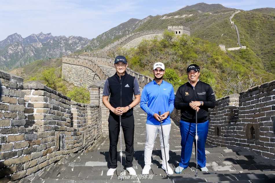 李昊桐、沙玛与阿菲巴拉特在慕田峪长城古老的烽火台上，凝神聆听古琴师弹奏悠远琴音，身后是连绵起伏的群山与城墙。