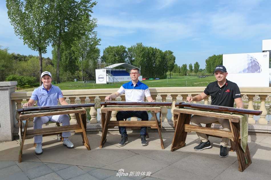 李昊桐作为东道主，在长城上热情地向阿菲巴拉特与沙玛介绍远方风景，三人神情轻松，展现了新生代高尔夫球手之间的友谊与交流。