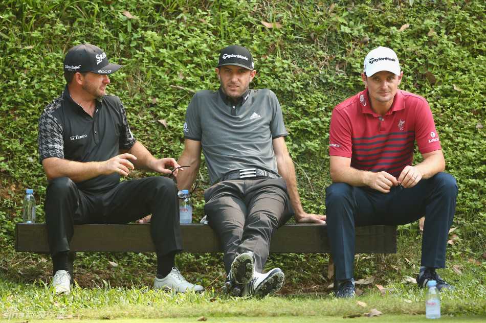 保尔特全力挥杆瞬间，身体优雅旋转，目光紧锁空中飞行的白色小球。