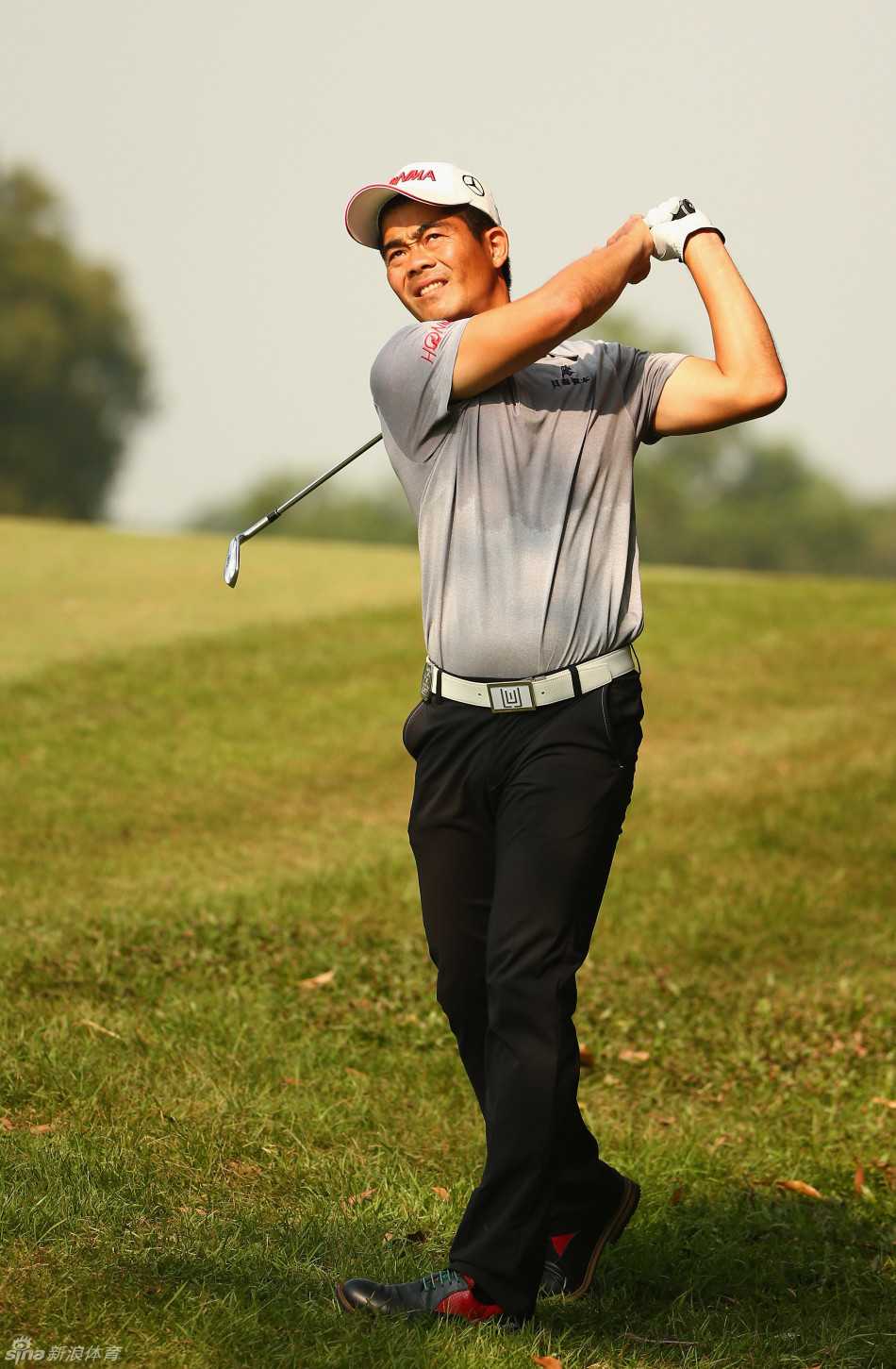 三位高尔夫球手在长椅上并肩休息，眺望远方，享受着比赛间隙的片刻宁静。