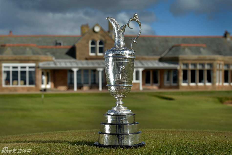 媒体日俯瞰图：皇家特隆第18洞果岭宛如绿色绸缎，在蔚蓝海天与白色沙坑映衬下静待英雄，远处会所见证百年风云。