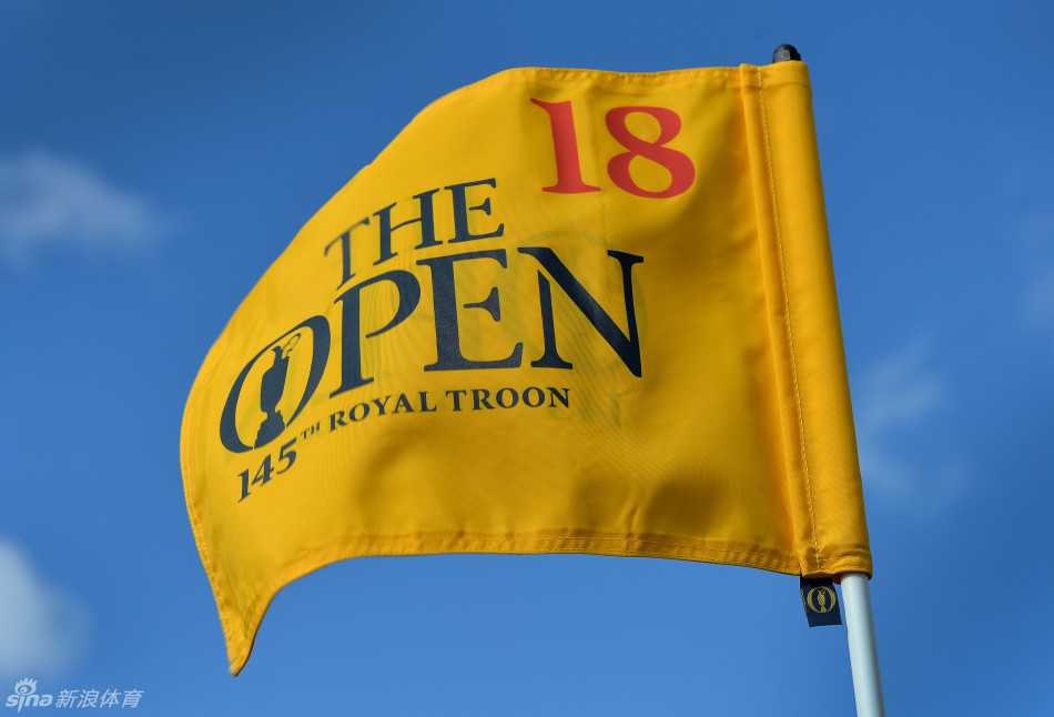 开球台准备就绪：发球台标志在阳光下格外醒目，修剪完美的球道向前延伸，静静等待世界级开球划破海风的那一刻。