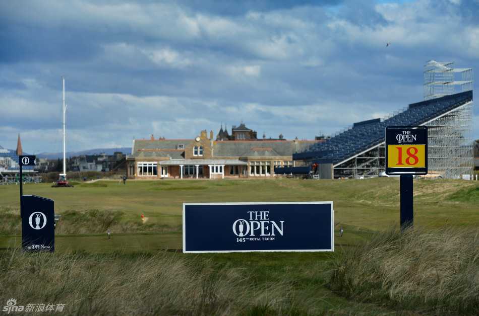 工作人员精心校准果岭旗杆，确保旗帜在风中飘扬的角度与高度，每一个细节都体现着对传统的恪守与对大赛的敬意。