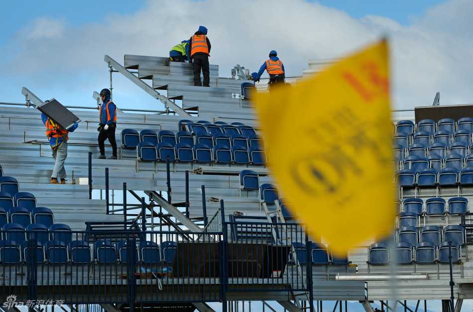 经典三杆洞挑战：果岭一侧沙坑密布如战场工事，小小果岭悬浮其上，生动展示着林克斯高尔夫对精准度的严苛要求。