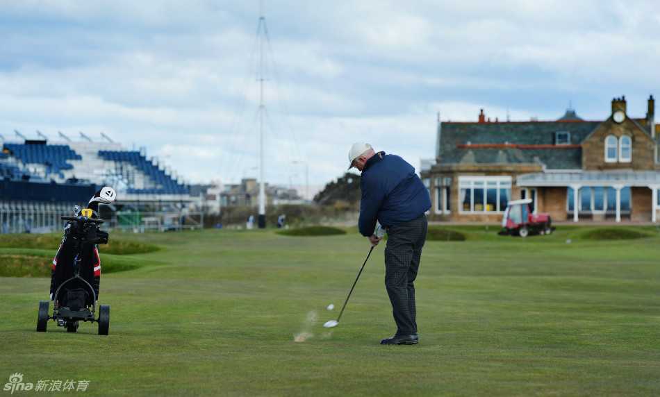 第18洞收官之战全景：蜿蜒球道导向宏伟会所，决赛日的人潮与空旷的媒体日形成时空对话，传奇故事在此写下最后一章。