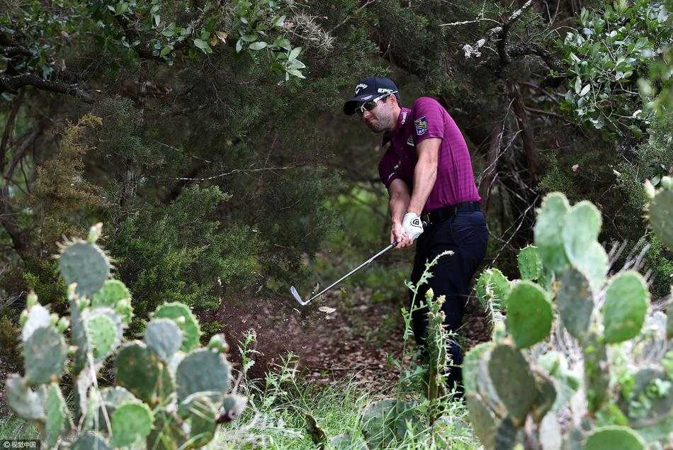 日籍球星石川辽与球童击拳庆祝，笑容灿烂，展现了高尔夫运动中的激情与团队情谊