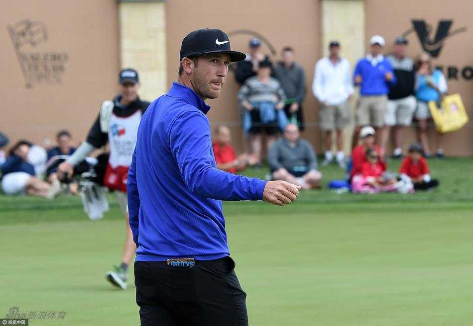 南非名将布兰登·格雷斯在球道上稳健挥杆，眼神锐利，正全力向冠军发起冲击