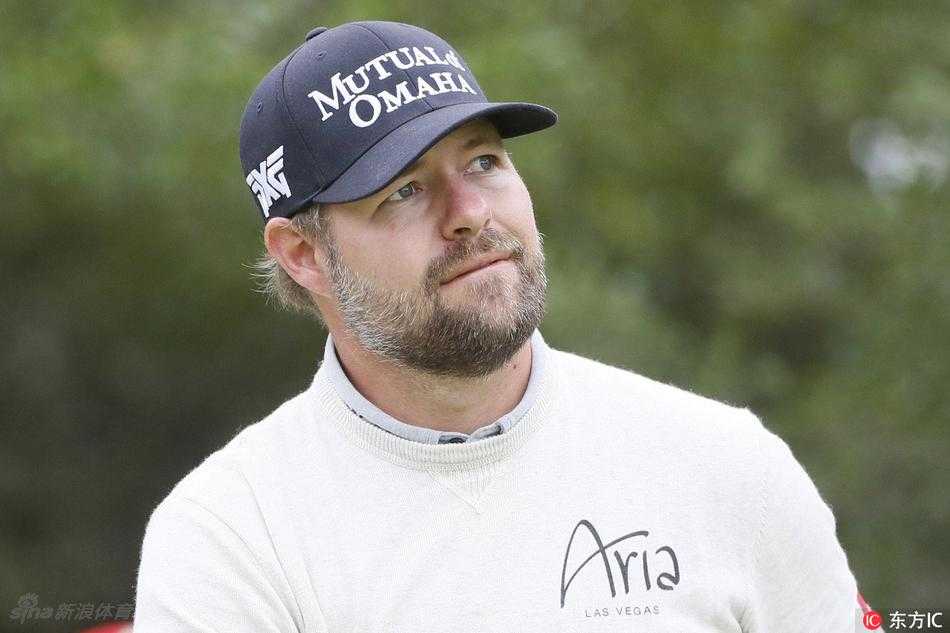 托尼·弗诺在果岭边展示精妙的切球技术，姿势独特且充满喜感，成功救帕