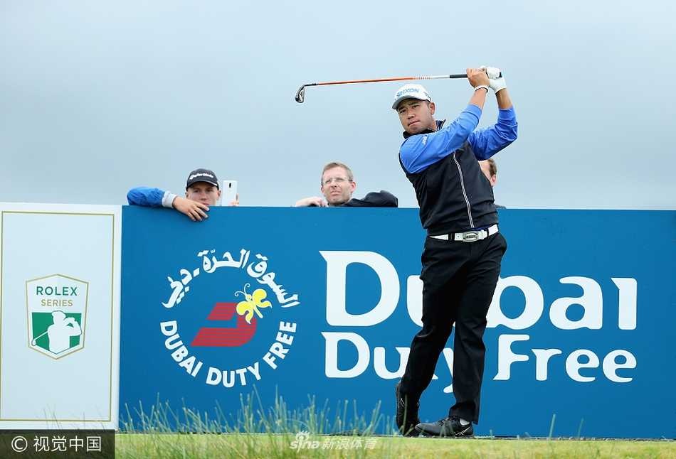 松山英树凝神静气，在练习果岭旁细致调整推杆角度，眼神专注如鹰